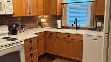 Coffee/tea maker, fridge, microwave, oven