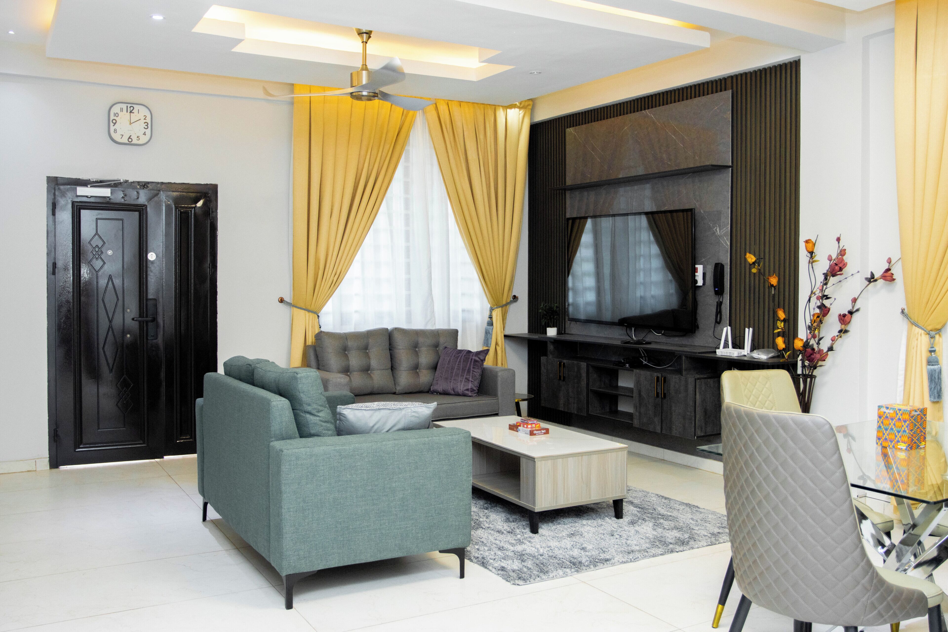 Luxury Apartment, 2 Bedrooms | Área de sala de estar | Smart TV de 65 pulgadas con canales digitales 