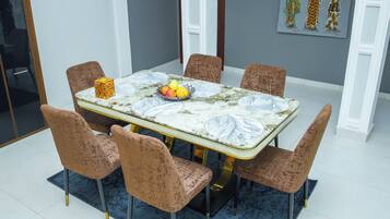 Makan di kamar