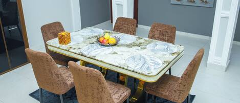 Repas dans la chambre