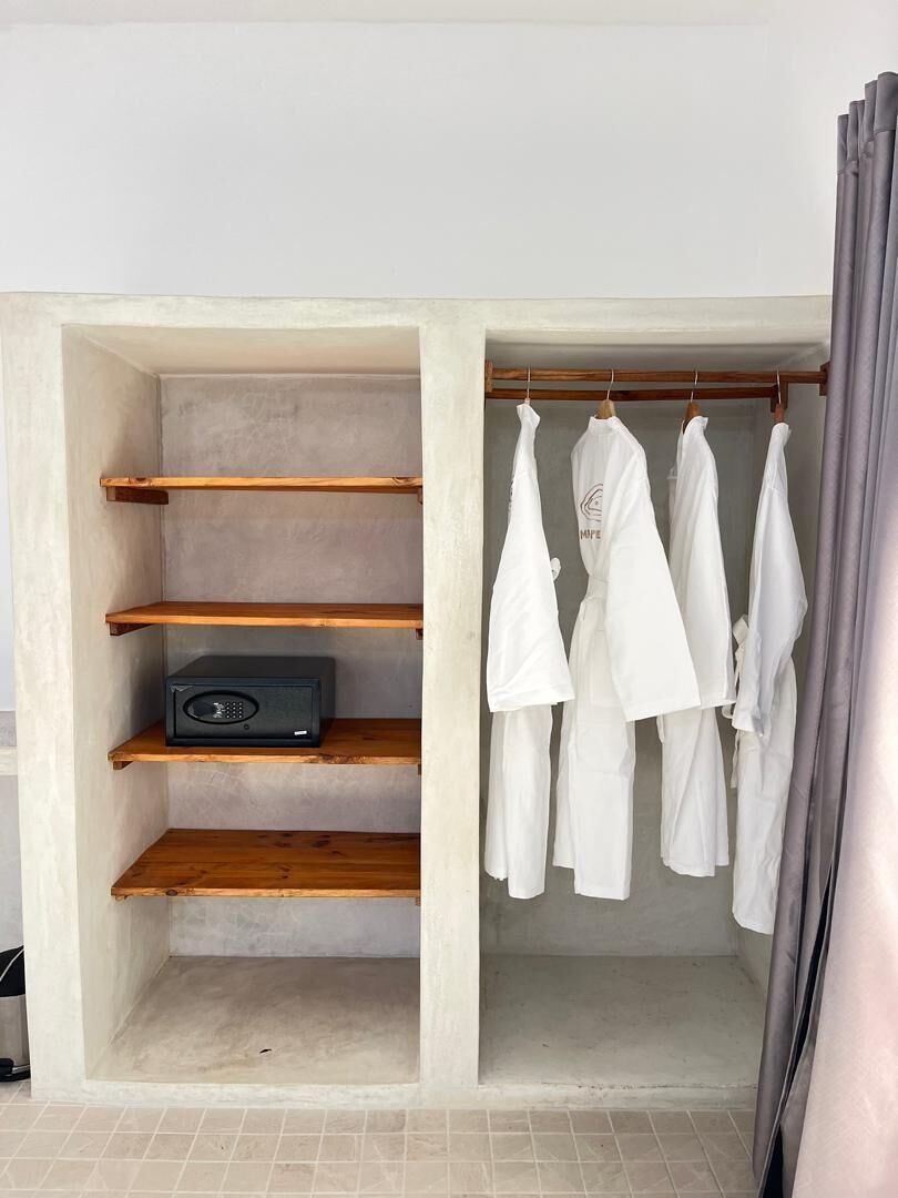 Caja de seguridad en la habitación y escritorio 