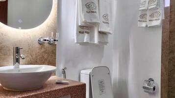 Ducha, artículos de higiene personal gratuitos y secador de pelo