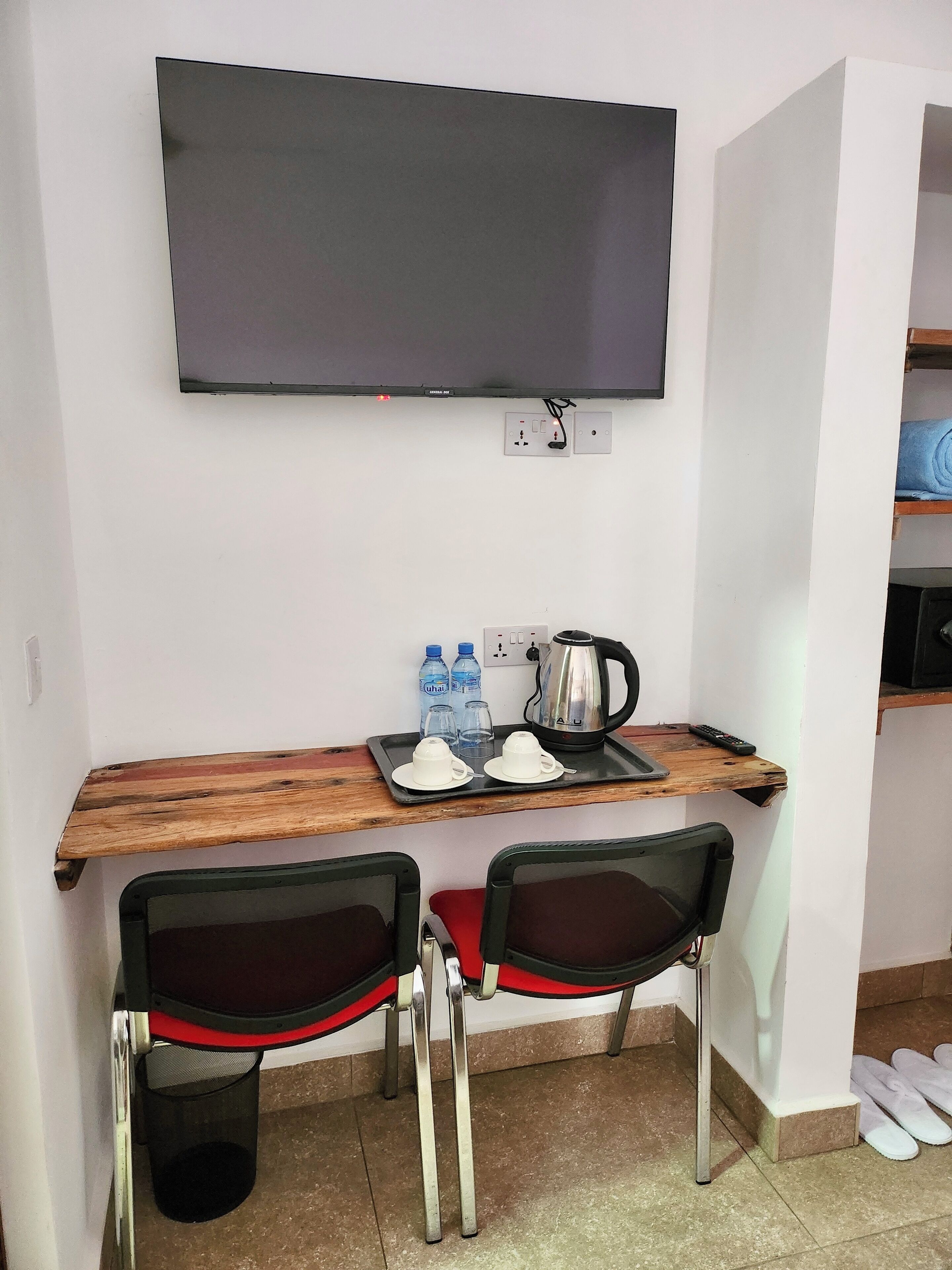 Ropa de cama de alta calidad, caja fuerte, escritorio