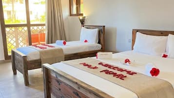 Une chambre d’hôtel avec deux lits en bois, une grande fenêtre et un balcon.