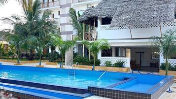 Una piscina al aire libre