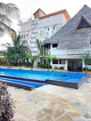 Una piscina al aire libre