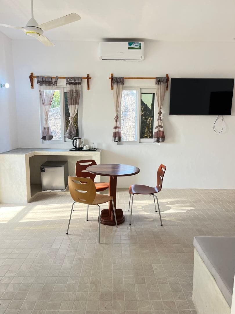 Executive Suite, Balcony, Sea View | Living area | 40-inch Smart TV with digital channels