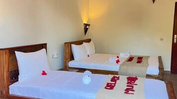 Habitación triple, balcón, vistas a la piscina | Ropa de cama de alta calidad, caja fuerte, escritorio