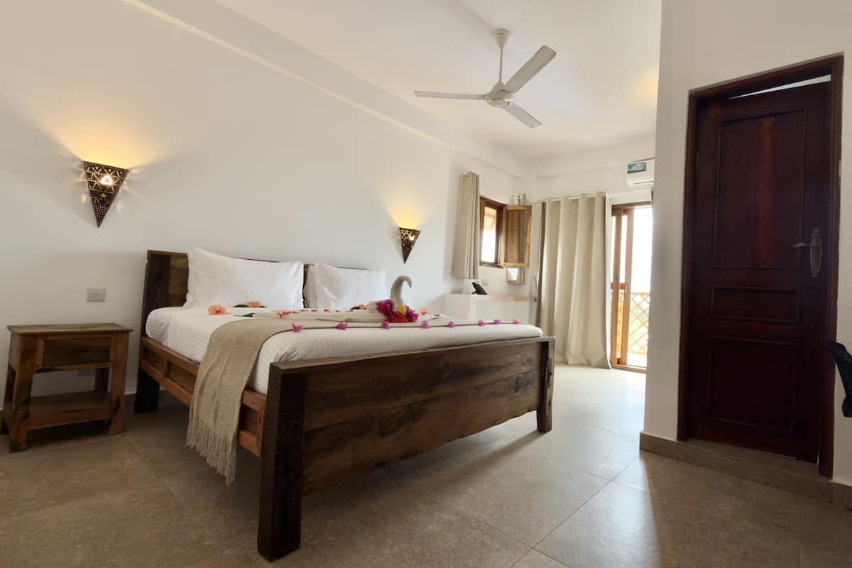 Phòng Suite Executive, ban công, quang cảnh biển | Két bảo mật tại phòng, bàn, khu vực làm việc phù hợp cho laptop