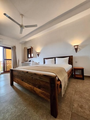 Phòng đôi Deluxe, ban công, quang cảnh biển | Két bảo mật tại phòng, bàn, khu vực làm việc phù hợp cho laptop