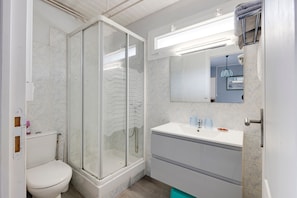 Shower, hair dryer, towels - Cozy Small Apartment (Coulounieix-Chamiers)