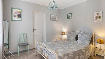 1 dormitorio, tabla de planchar con plancha, wifi y ropa de cama