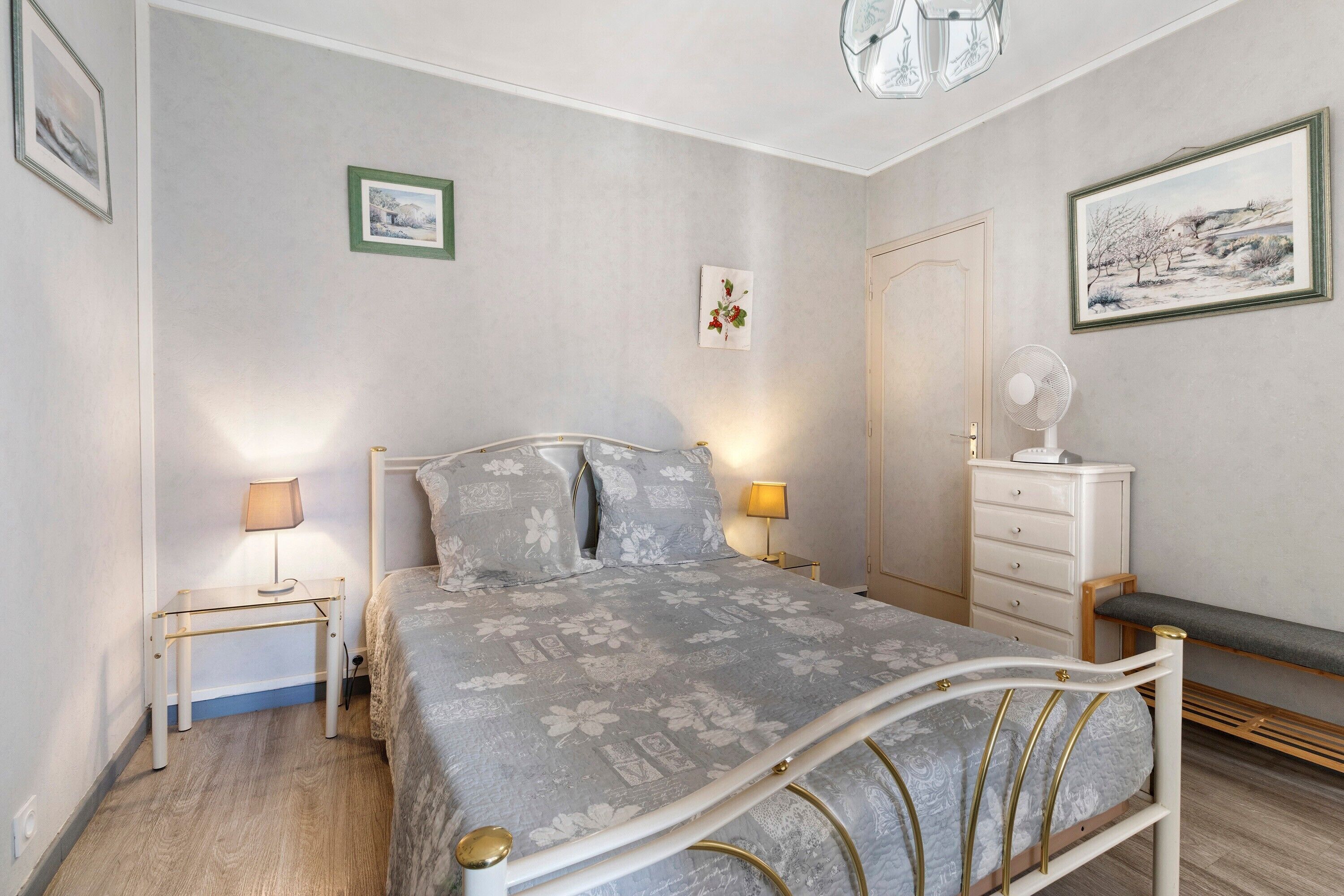 1 slaapkamer, een strijkplank/strijkijzer, wifi, beddengoed
