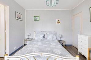 1 bedroom, iron/ironing board, WiFi, bed sheets - Cozy Small Apartment (Coulounieix-Chamiers)
