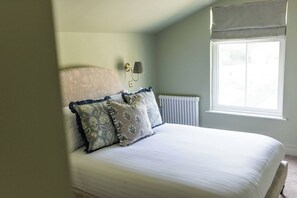 1 soverom, skrivebord, strykejern/-brett og reiseseng for barn