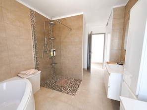 A modern bathroom with a walk-in shower, a bathtub, and a vanity. - Spacious house with sea and mountain views (BASTELICACCIA)