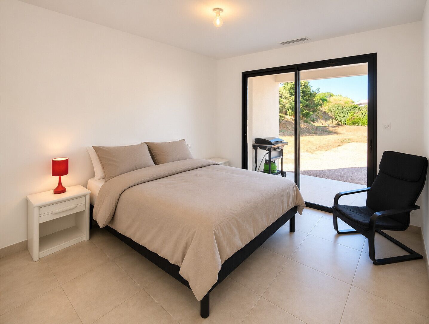 3 quartos, ferros/tábuas de passar roupa, roupa de cama