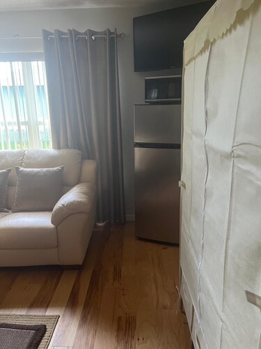 Modern, Clean & Cozy Room with Private Bath. Minutes to Disney