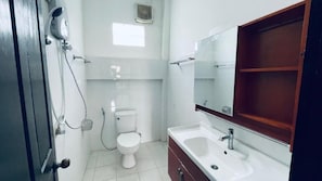 Phòng đôi Superior, quang cảnh sông | Phòng tắm | Đồ dùng nhà tắm miễn phí, dép đi trong nhà, khăn tắm, xà phòng 