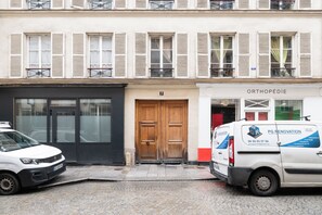 A building with a ground-floor shop and a second-floor residential unit. - Central Parisian-style Studio Apart - Sentier (Paris)
