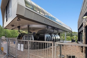 Eine Straßenbahnhaltestelle des Riverfront Express mit überdachtem Wartebereich und freiem Blick auf die Gleise.
