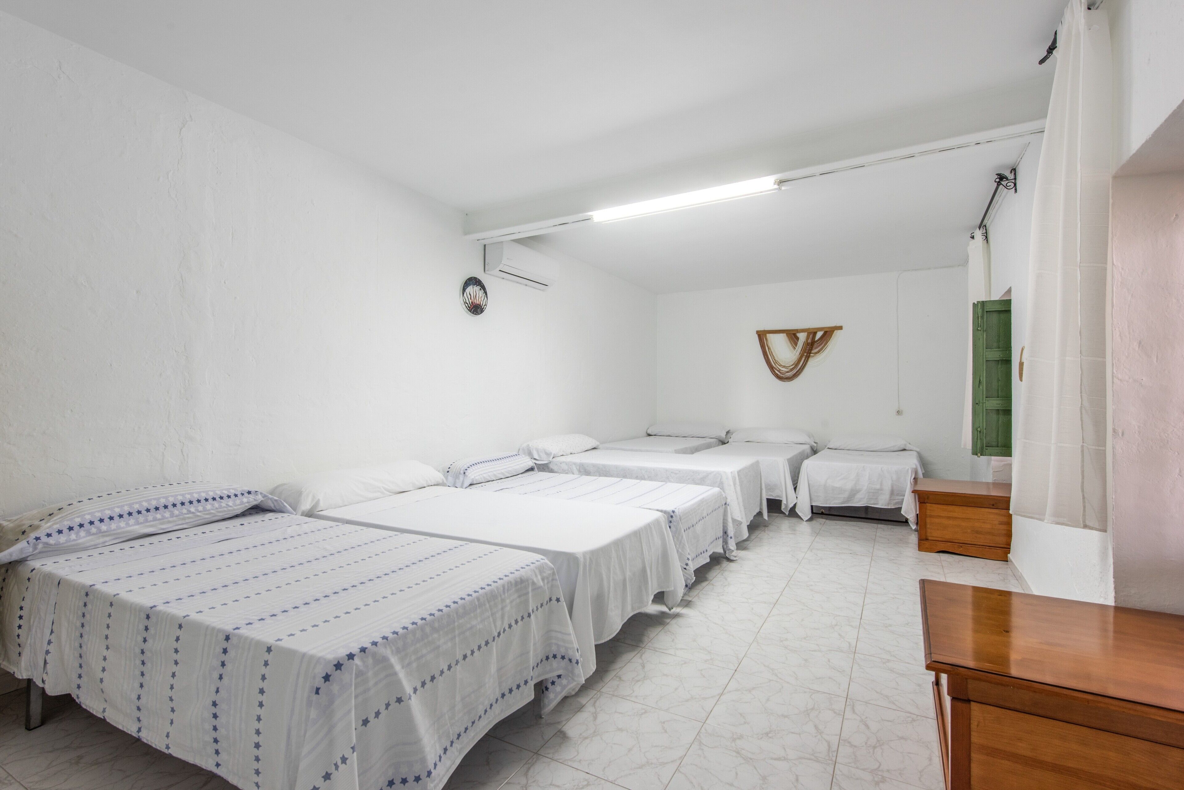 6 bedrooms, WiFi, bed sheets