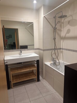 Bathroom - Vrbo Property (Montpellier)