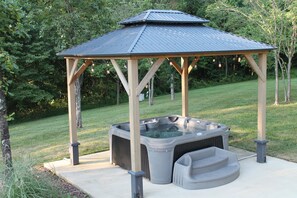 Outdoor spa tub - Logan's Landing - Hocking, Hot Tub, Game Room (Logan)