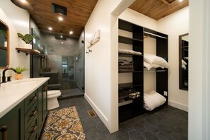 Hair dryer, towels - Logan's Landing - Hocking, Hot Tub, Game Room (Logan)