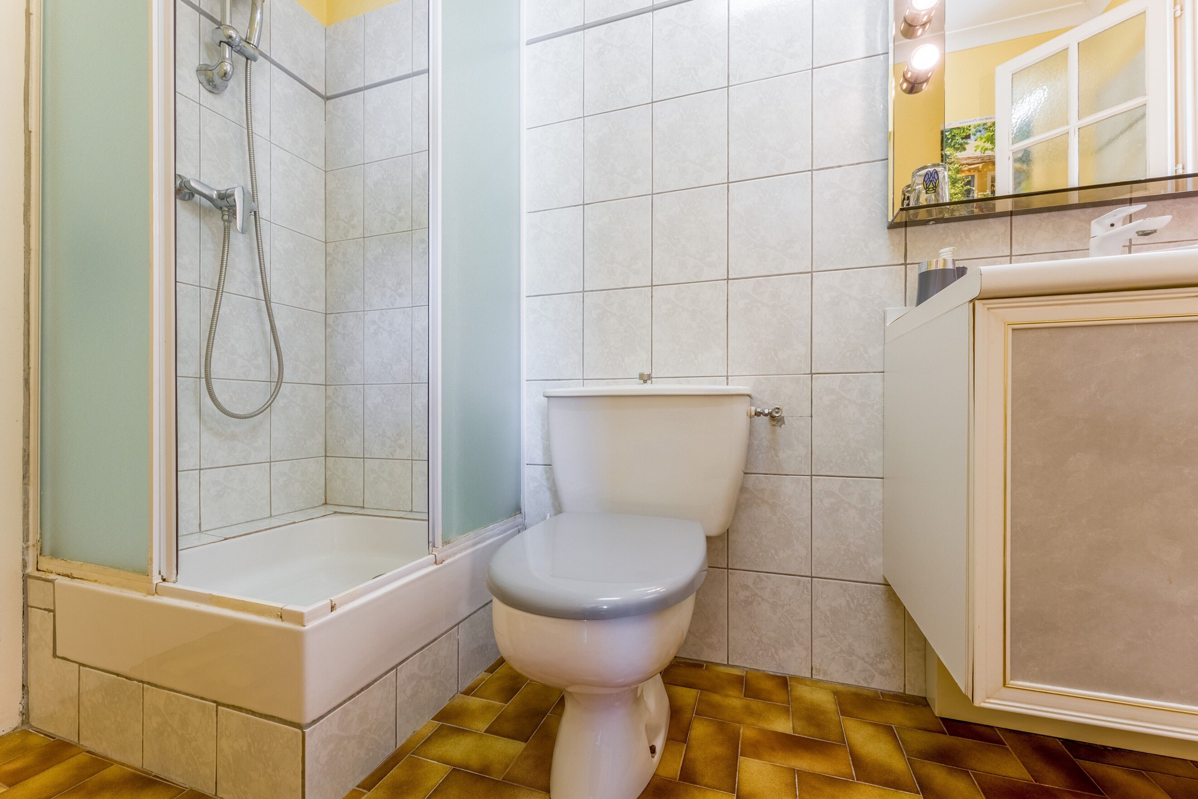 Une salle de bain avec une douche, des toilettes et un lavabo.