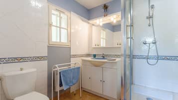 Een douche, een haardroger, handdoeken