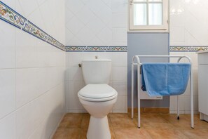 Douche, sèche-cheveux, serviettes fournies