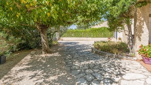 Unclassified image, 4 of 22, button - La Sousto B&B – Lavande Room near Avignon and Saint-Rémy-de-Provence (Châteaurenard)