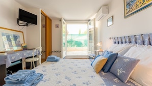 Unclassified image, 5 of 22, button - La Sousto B&B – Lavande Room near Avignon and Saint-Rémy-de-Provence (Châteaurenard)
