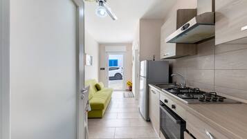 Coffee/tea maker, fridge, oven, stovetop