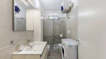 Shower, hair dryer, towels