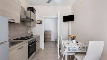 Coffee/tea maker, fridge, oven, stovetop
