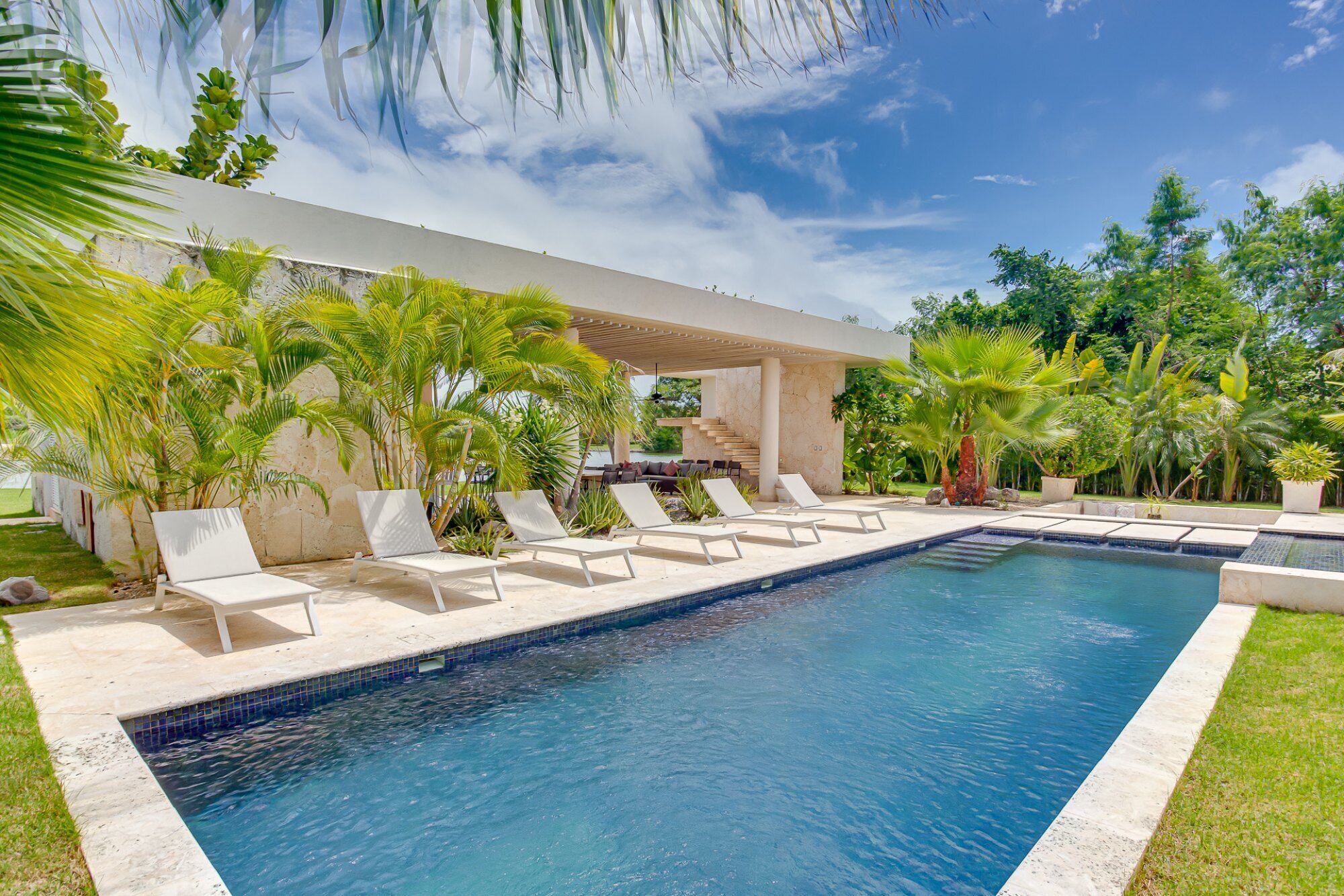 Una piscina al aire libre