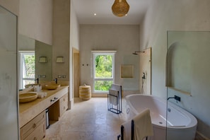 Villa Deluxe, vue jardin | Salle de bain | Serviettes fournies, savon, papier toilette