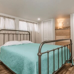 Room - Cabin - Vacation Cottage Sleeps 4-6 (Amarillo)