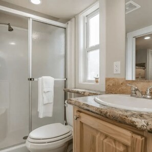 Bathroom - Cabin - Vacation Cottage Sleeps 4-6 (Amarillo)