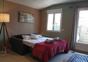 1 slaapkamer, een strijkplank/strijkijzer, beddengoed