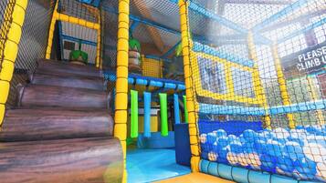 Área de juegos infantiles techada