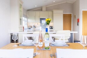 In-room dining - Gimblet Rock Holiday Park (Pwllheli)