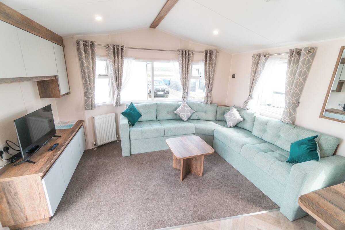 Platinum 2 | Living area | Smart TV, fireplace