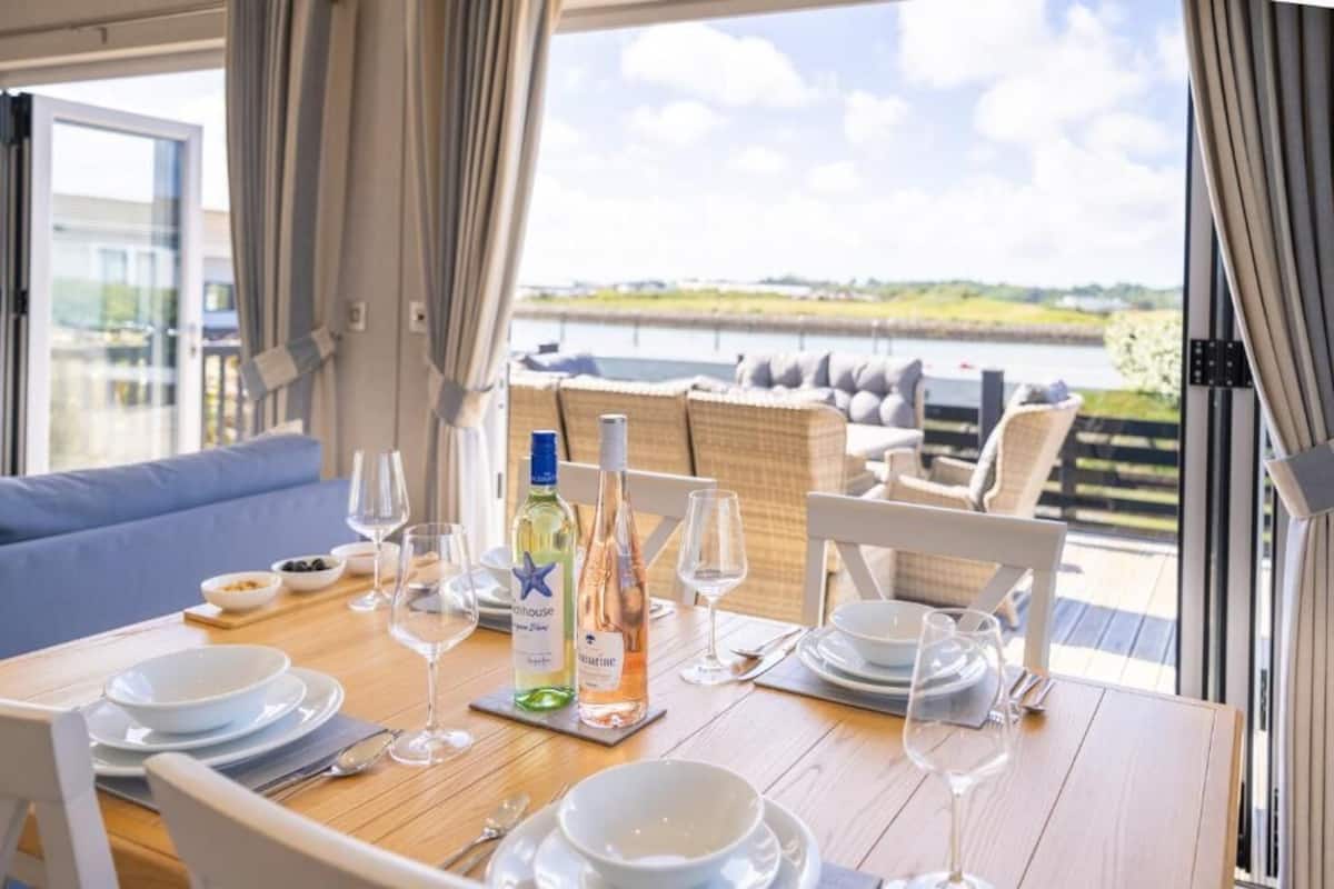 Harbour View Lodge - Pet friendly | In-room dining