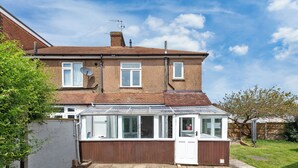 A two-story house with a garage, a satellite dish, and a conservatory. - Cozy 3bd, Garden, Free Parking, M25,bluewater (Dartford)