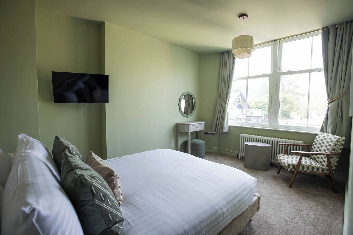 Skrivebord, strykejern/-brett og reiseseng for barn