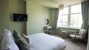 Skrivebord, strykejern/-brett og reiseseng for barn