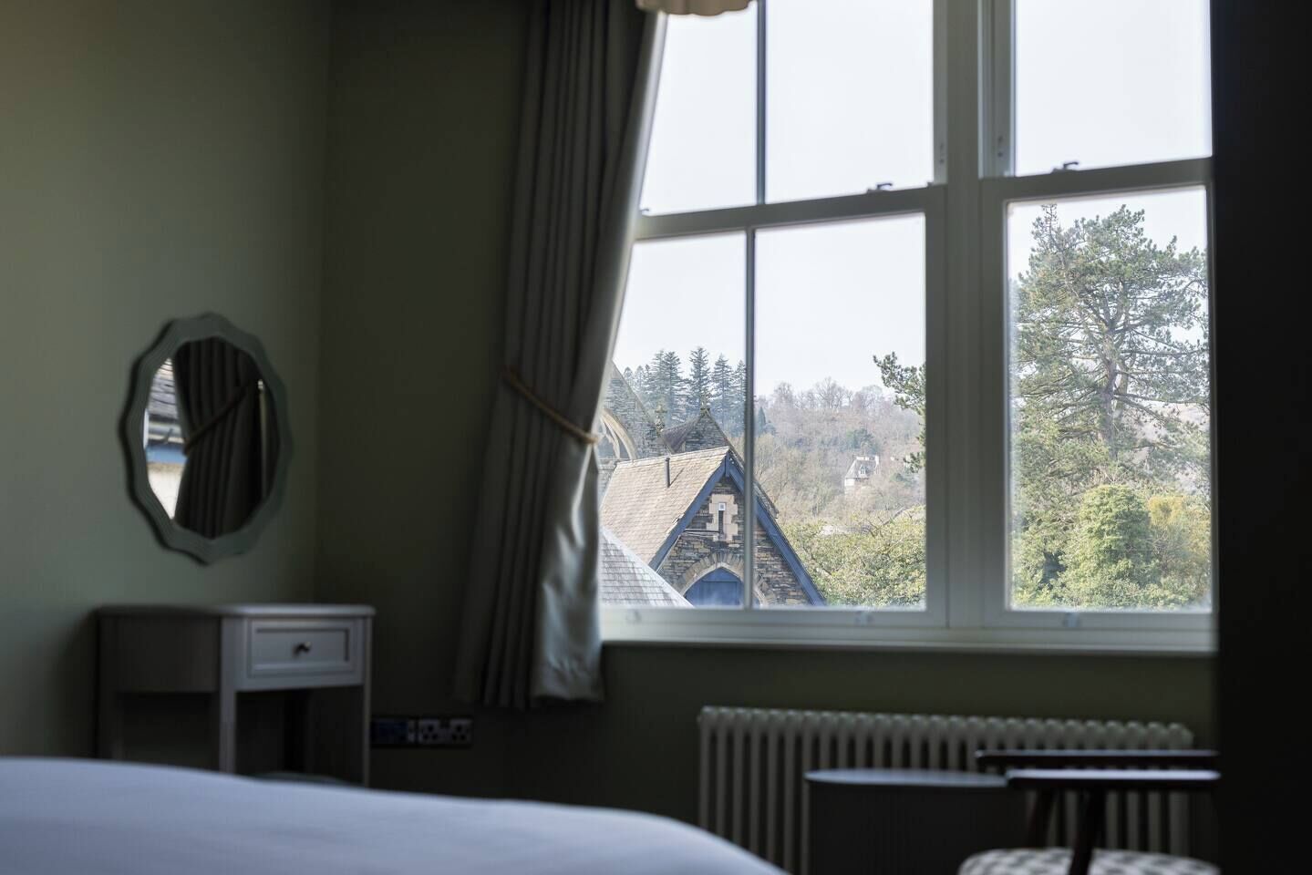 Skrivebord, strykejern/-brett og reiseseng for barn